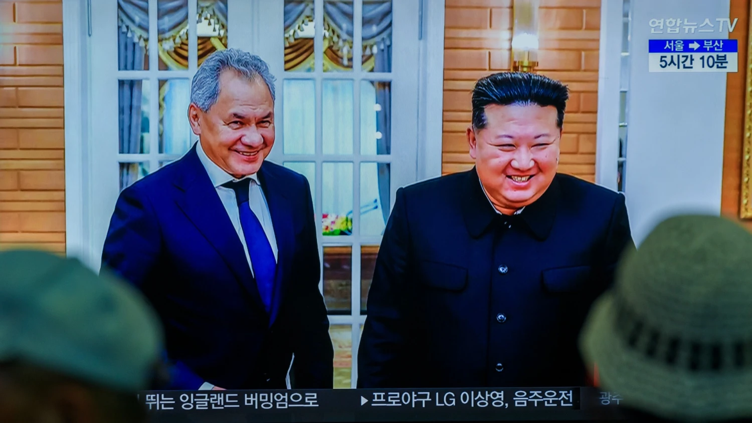 Rugsėjo mėnesį užfiksuotas Šiaurės Korėjos televizijos stopkadras – Rusijos saugumo tarybos sekretorius Sergėjus Šoigu lanko Šiaurės Korėjos lyderį Kim Jong Uną. Kim Jae Hwan (SOPA Images / „ZUMA Press Wire“ / „Scanpix“) nuotr.