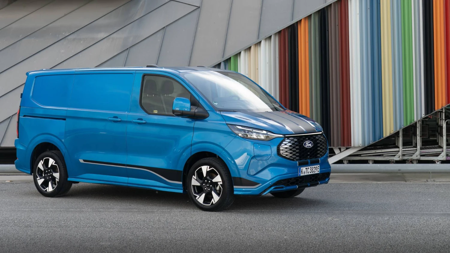 Naujojo komercinio „Volkswageno“ techninis donoras – „Ford Transit Custom“. „Ford Motor Co“ nuotr.