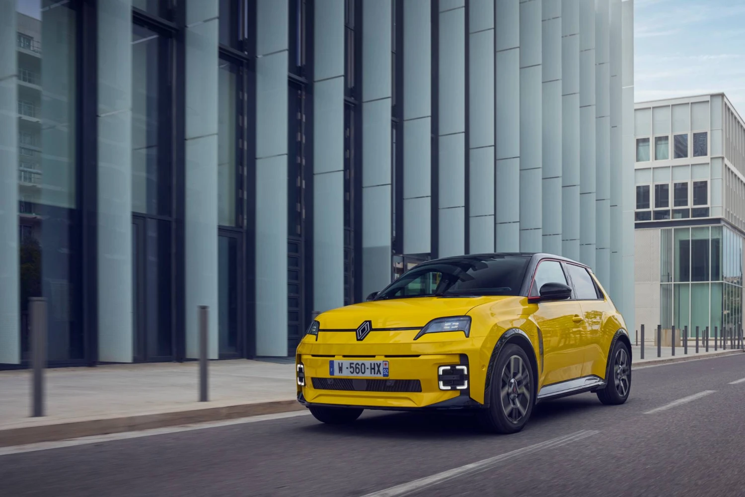 Istorinį modelį moderniai interpretuojantis mažo automobilio dizainas – receptas, kurį sėkmingai išbandė „Mini“ ir „Fiat“ gamintojai. „Renault SAS“ nuotr.