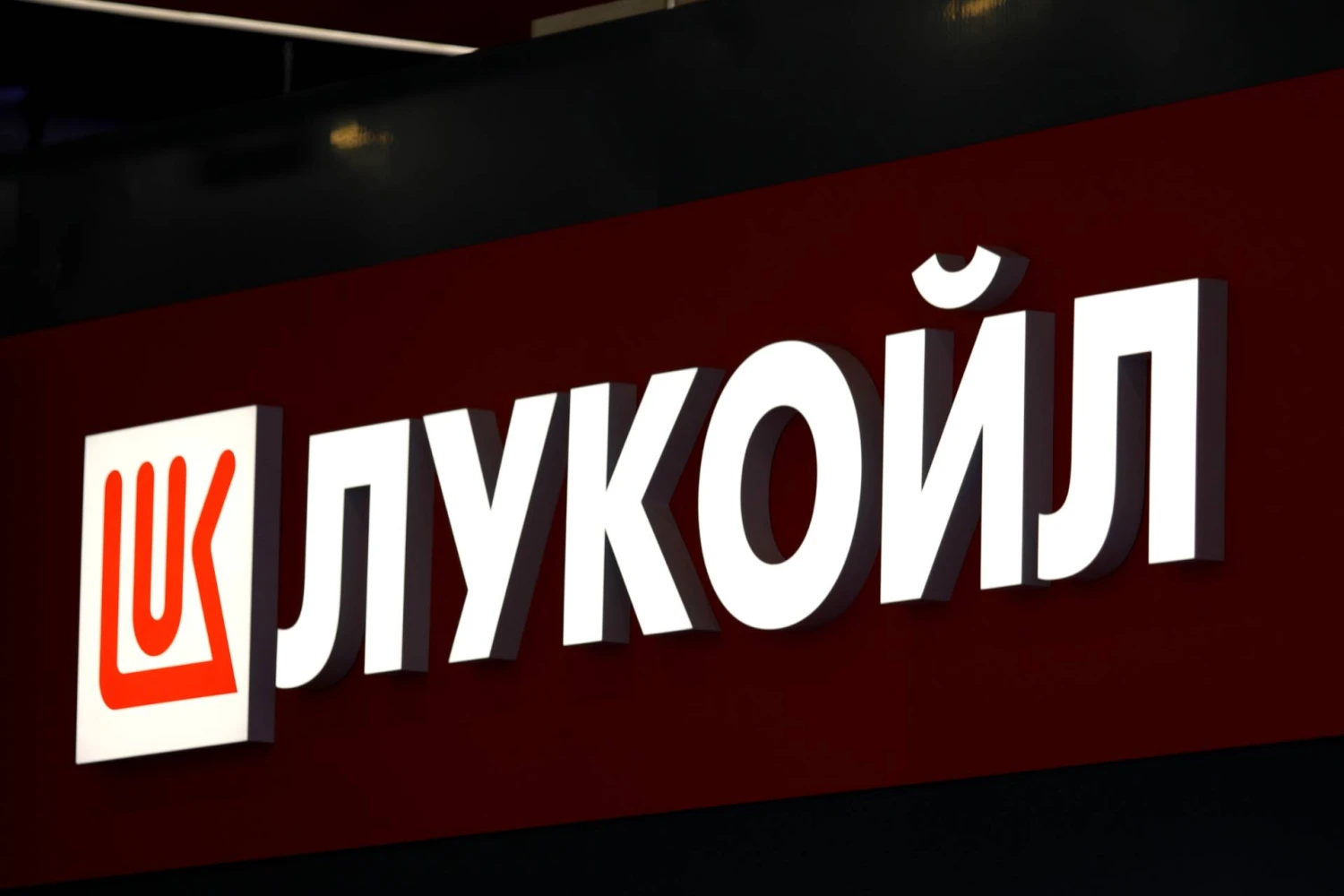 „Lukoil“ degalinė Sankt Peterburge. Maksimo Konstantinovo („SOPA Images“ per „ZUMA Press Wire“ / „Scanpix“) nuotr. 