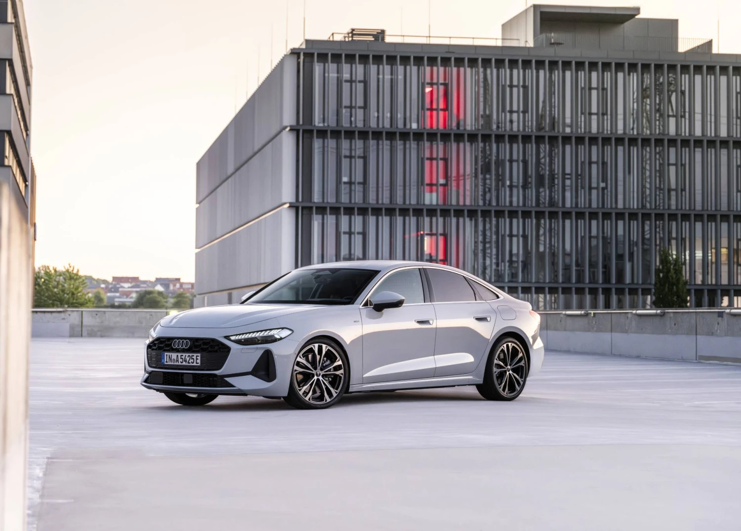 Vietoj klasikinio sedano kėbulo „Audi“ dabar siūlo elegantišką 5 durų fastbeką. „Audi AG“ nuotr.