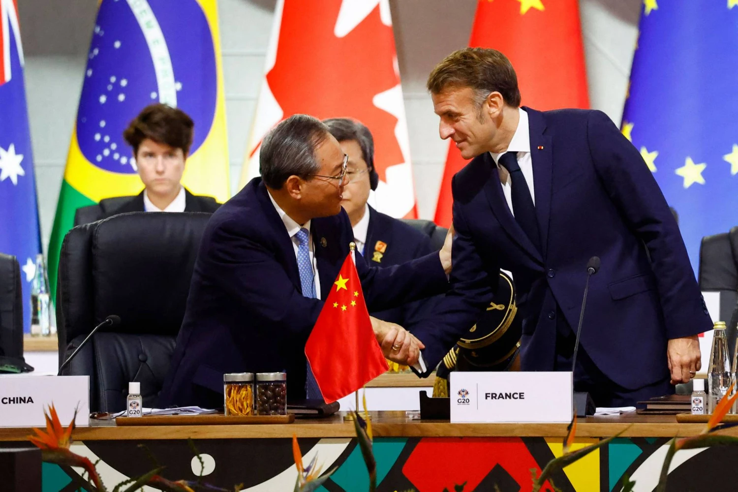 Prancūzijos prezidentas Emmanuelis Macronas (dešinėje) ir Kinijos ministras pirmininkas Li Qiangas. AFP / „Scanpix“ nuotr.