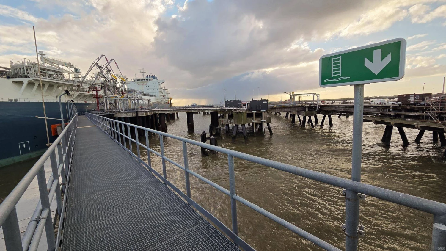 Pirmasis Wilhelmshaveno suskystintų gamtinių dujų importo terminalas. FSRU „Hoegh Esperanza“. Naglio Navako (VŽ) nuotr.