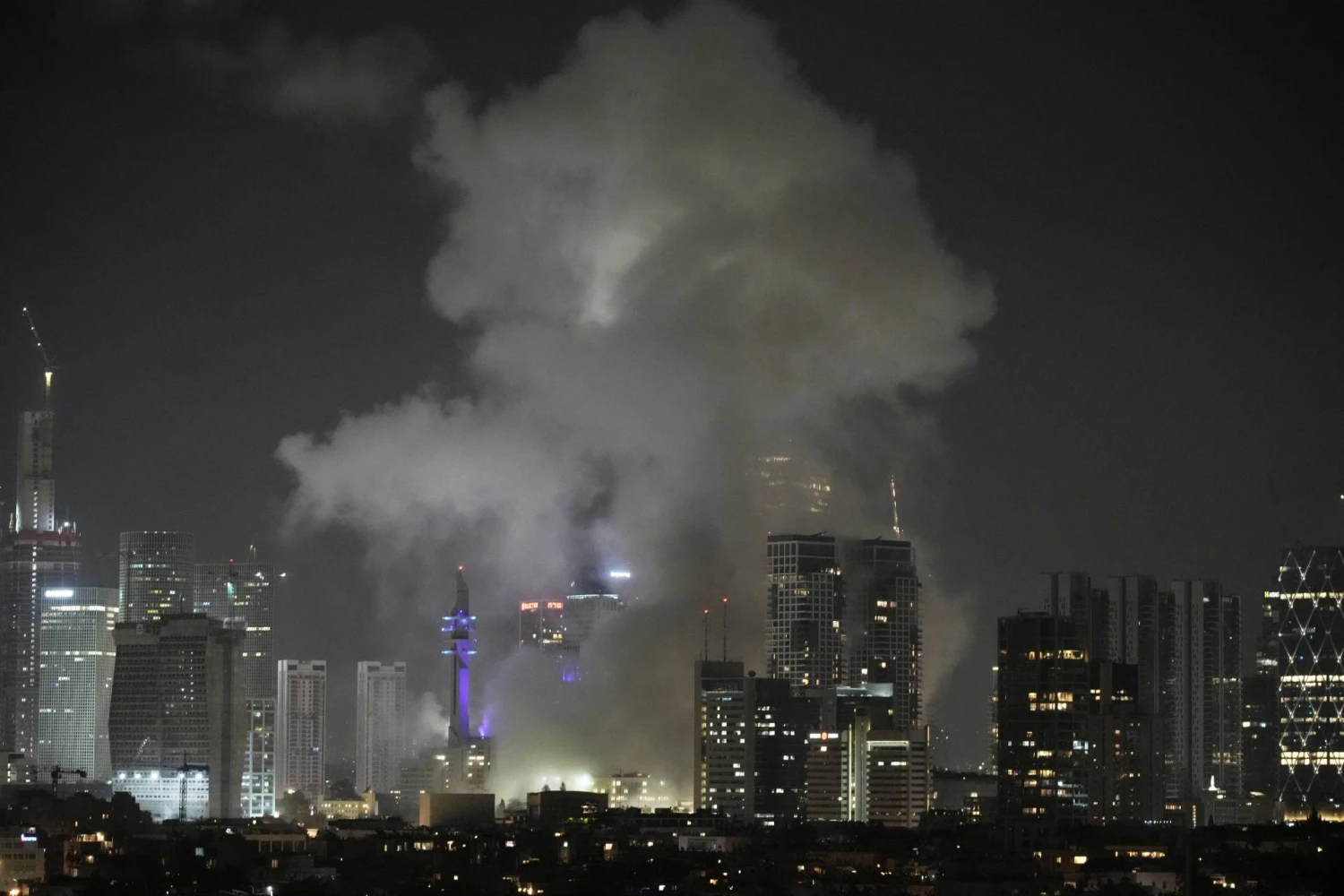 Dūmai po atakos Tel Avive. Leo Correa (AP / „Scanpix“) nuotr. 