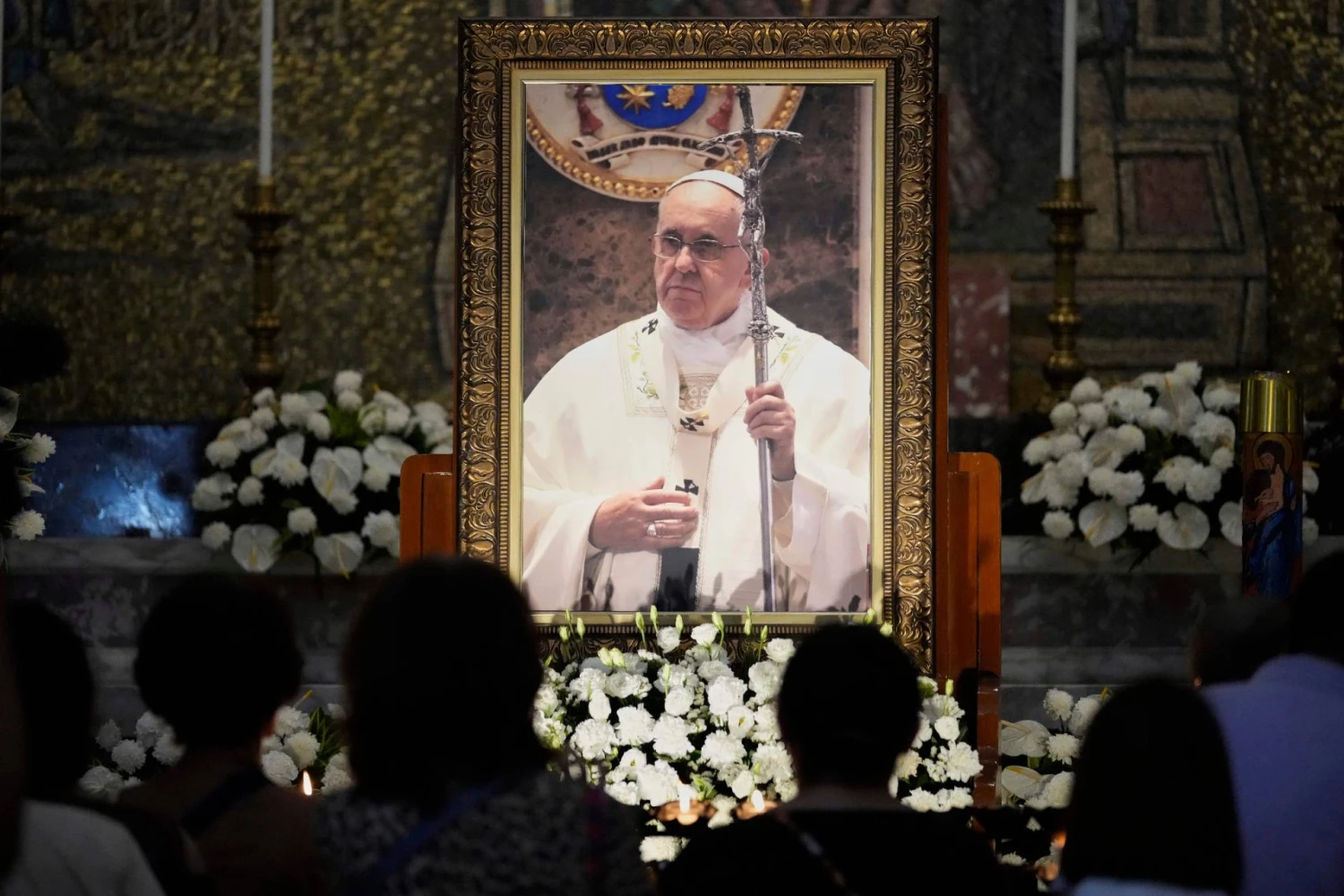 Popiežiaus Pranciškaus atminimo vieta Filipinų katedroje. Aarono Favillos (AP / „Scanpix“) nuotr.