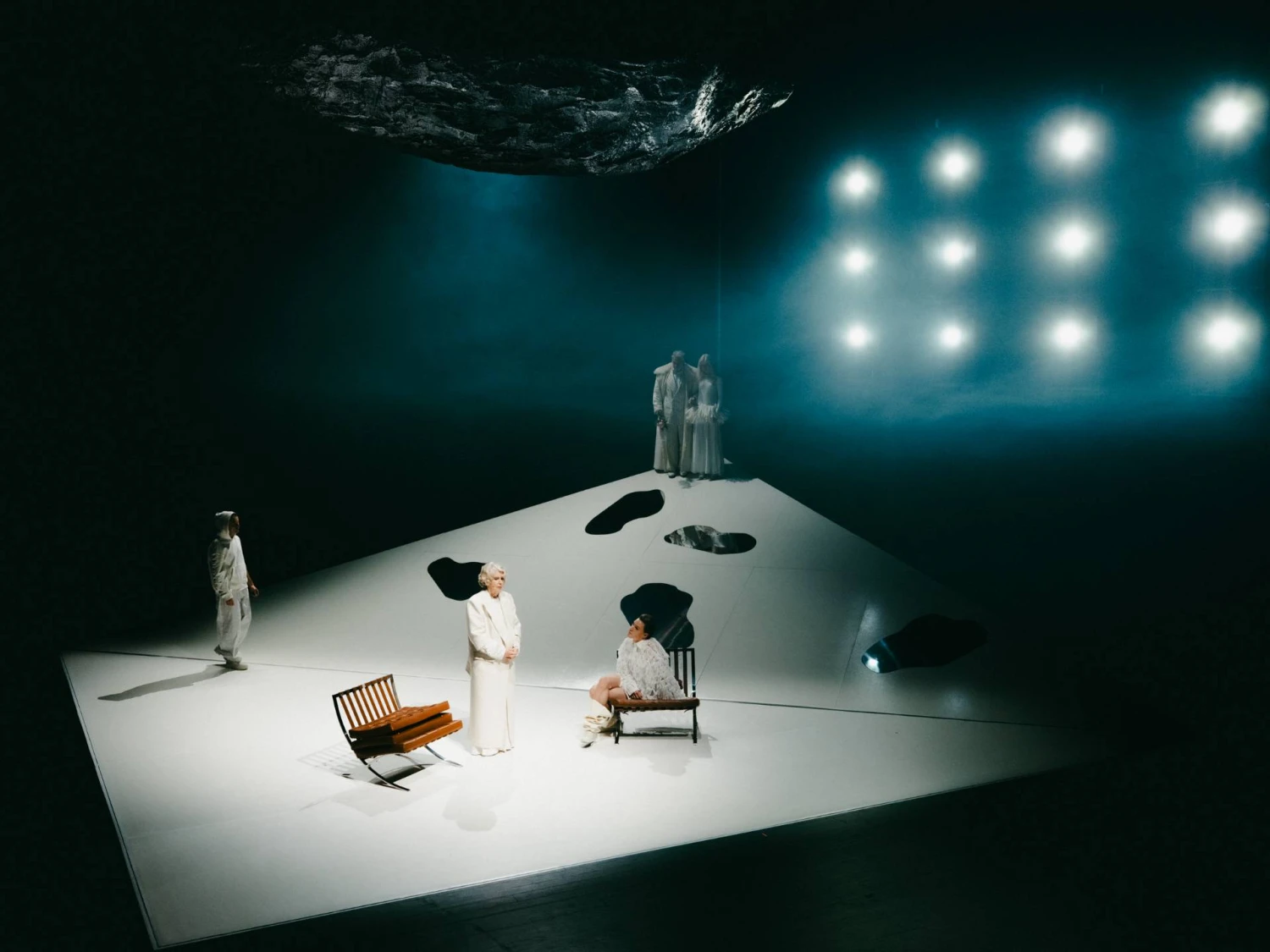 Scena iš spektaklio „Velnio nuotaka“. Martyno Norvaišos nuotr. 