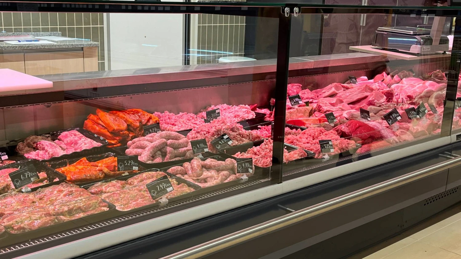 Šiandien daugelis pirkėjų „Norfos“ parduotuves ypač vertina dėl galimybės čia nuolat įsigyti šviežiausios įvairios mėsos ir jos gaminių.