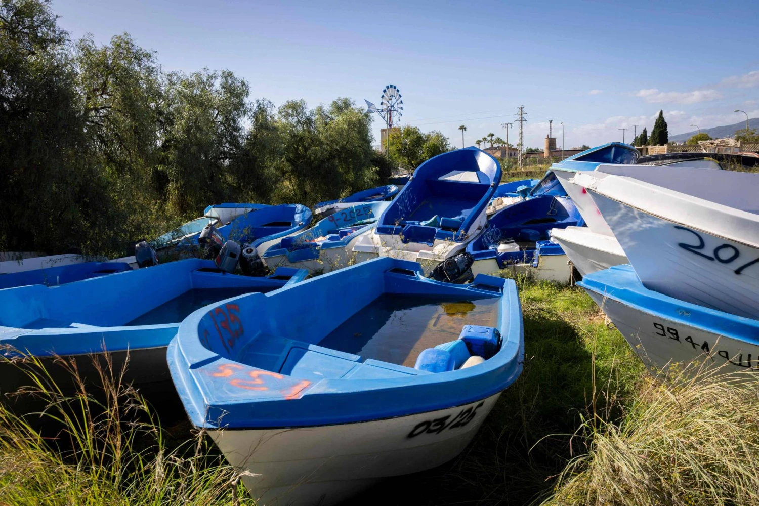 Mažos migrantų valtys, kurias migrantai naudoja keliaudami jūra,sukrautos Ispanijos vyriausybės sandėlyje. Jaime Reina (AFP / „Scanpix“) nuotr.