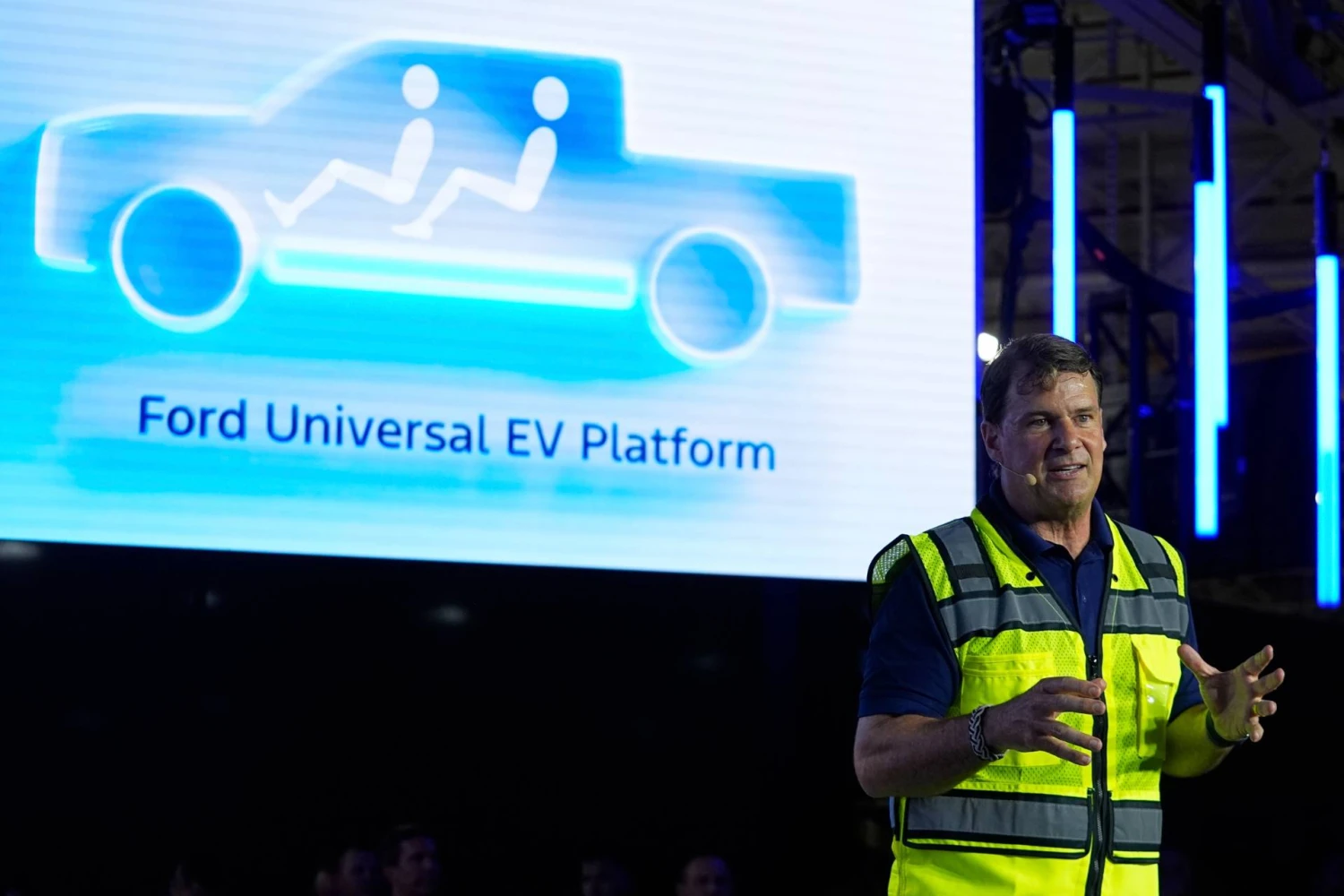 Jimas Farley, „Ford“ vadovas, kalba apie didžiulį posūkį nuo ankstesnės kompanijos taktikos elektrifikuoti didžiausius „Ford“ modelius. Darrono Cummingso (AP / „Scanpix“) nuotr.