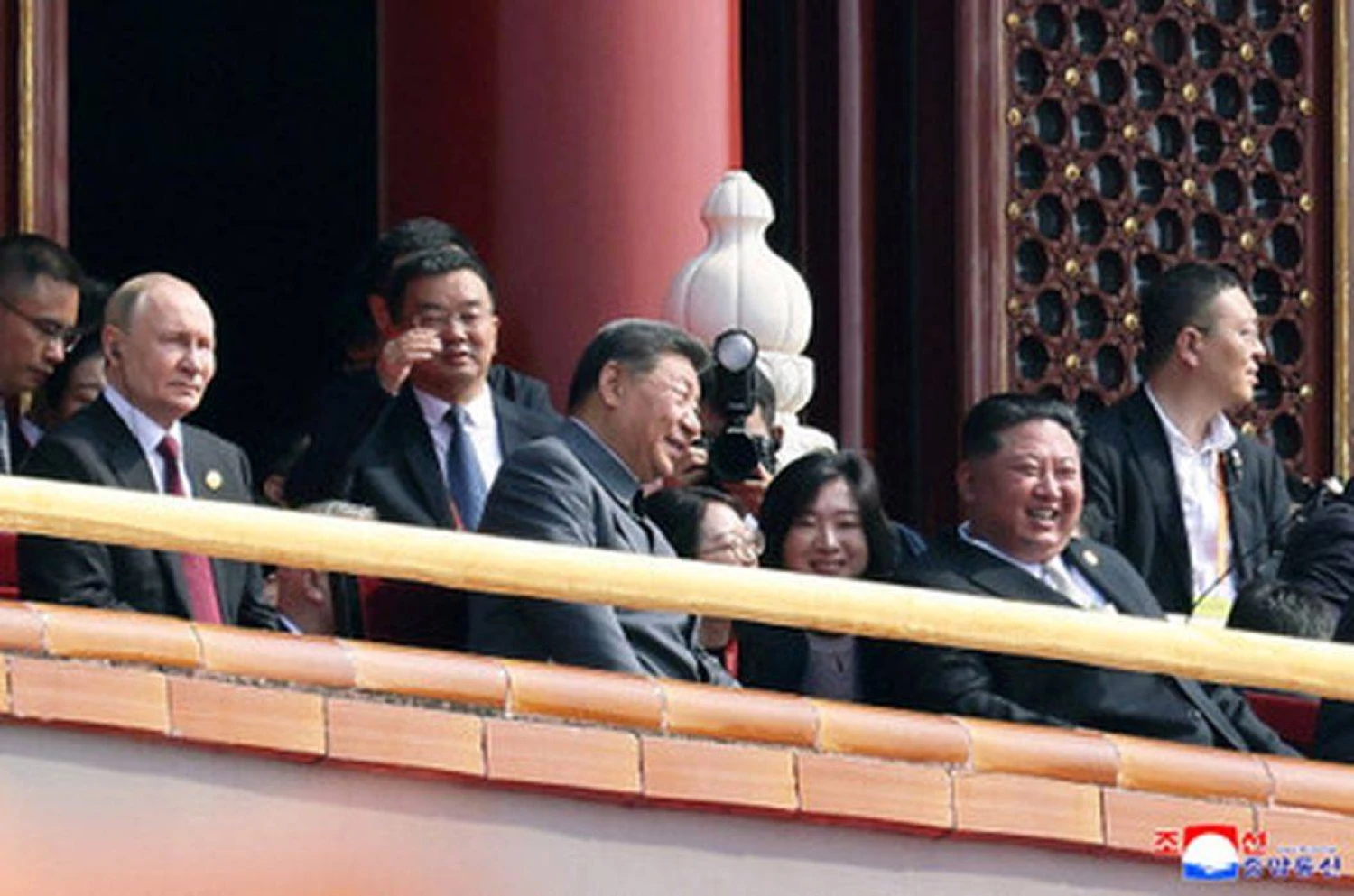 V. Putinas, Xi Jinpingas ir Kim Jong Unas stebi karinį paradą Pekine. „Reuters“ /„Scanpix“ nuotr.