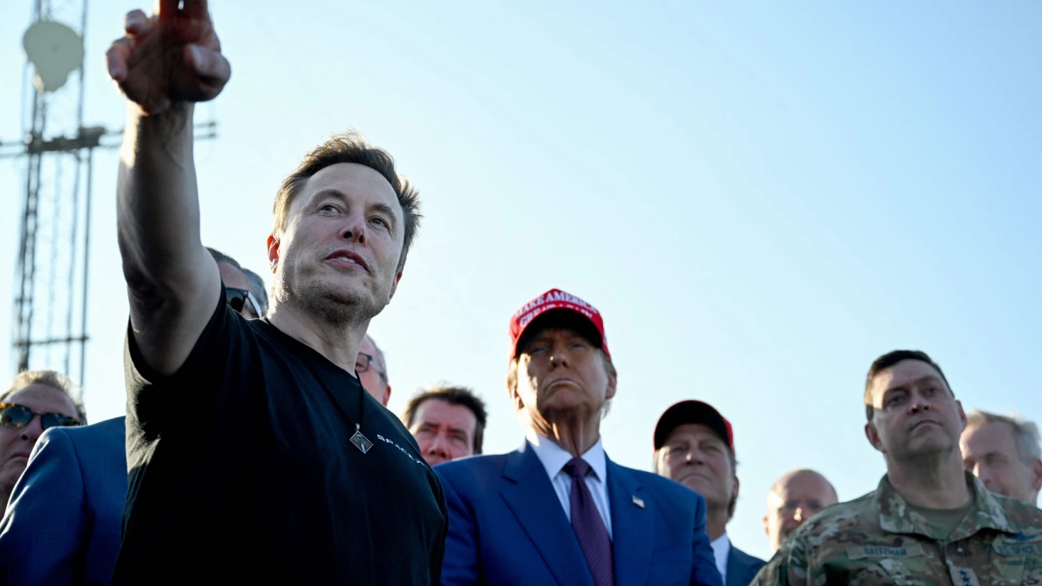 Elonas Muskas renginyje su išrinktuoju JAV prezidentu Donaldu Trumpu. Brandono Bello („Getty images“ / „Scanpix“ nuotr.