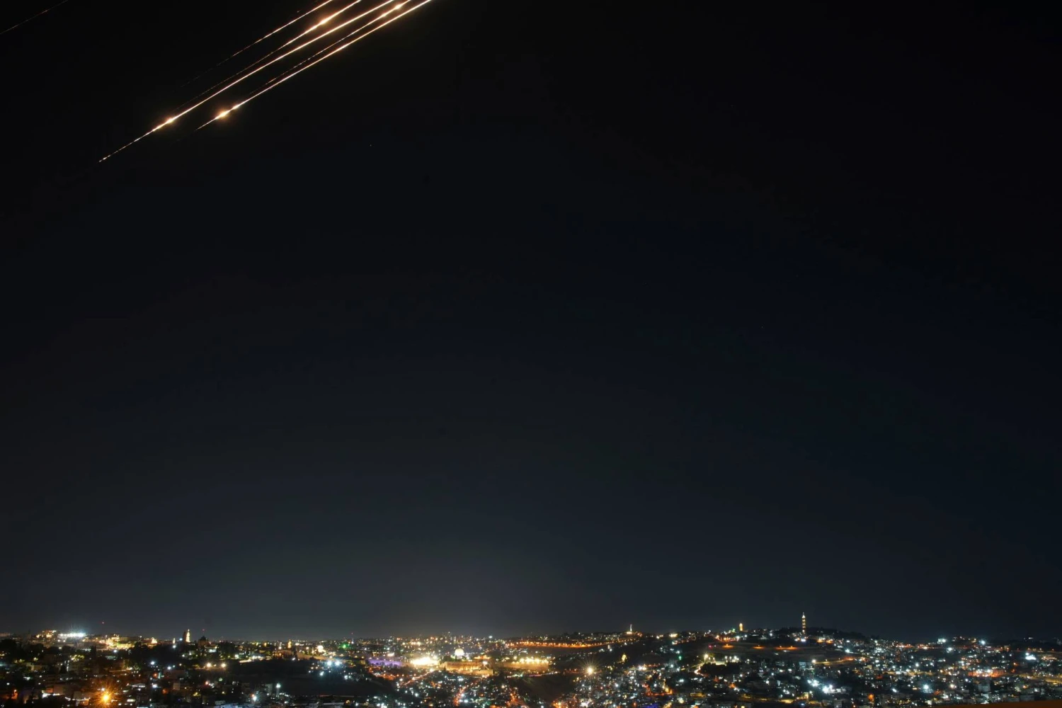 Virš Jeruzalės danguje matomas raketų pėdsakas. Ohado Zwigenbergo (AP / „Scanpix“) nuotr.