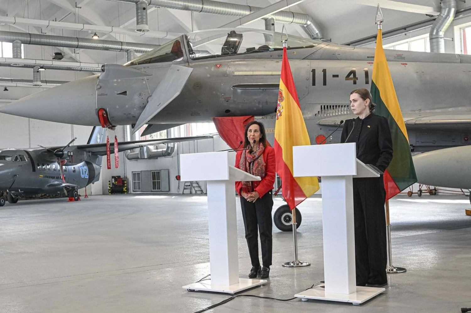 Ispanijos gynybos ministrė M. Robles ir Lietuvos krašto apsaugos ministrė D. Šakalienė. KAM nuotr. 