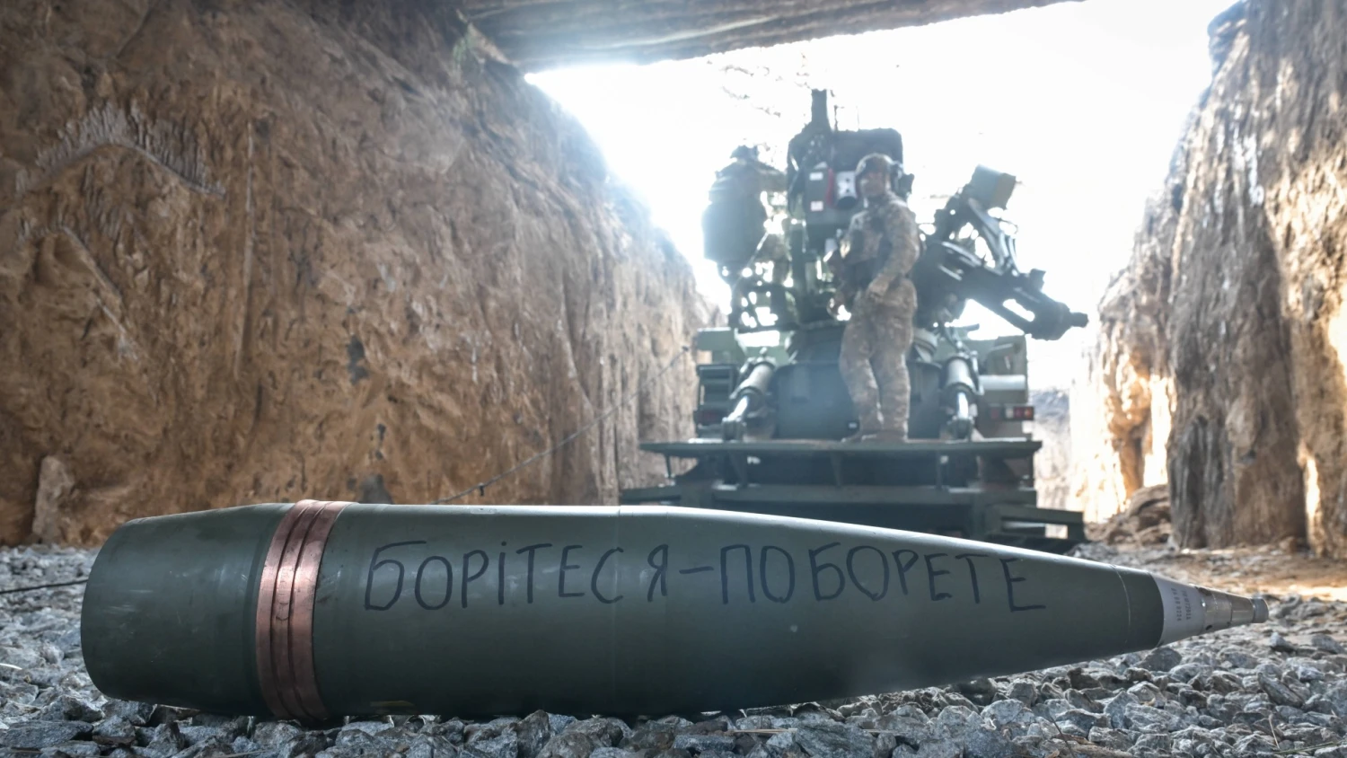 Ant 155 mm sviedinio, skirto savaeigei haubicai 2S22 „Bohdana“, užrašyta eilutė iš Taraso Ševčenkos poemos „Kaukazas“: „Kovokite toliau – jūs tikrai laimėsite!“. Dmytro Smolienko („Ukrinform“ / SIPA / „Scanpix“) nuotr.
