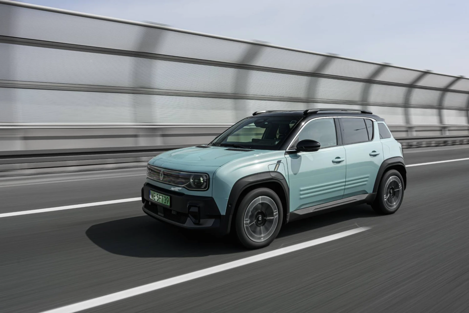 „Renault“ senojo R4 formatą prikėlė populiariame nedidelių krosoverių segmente. Dominiko Kalamuso nuotr.