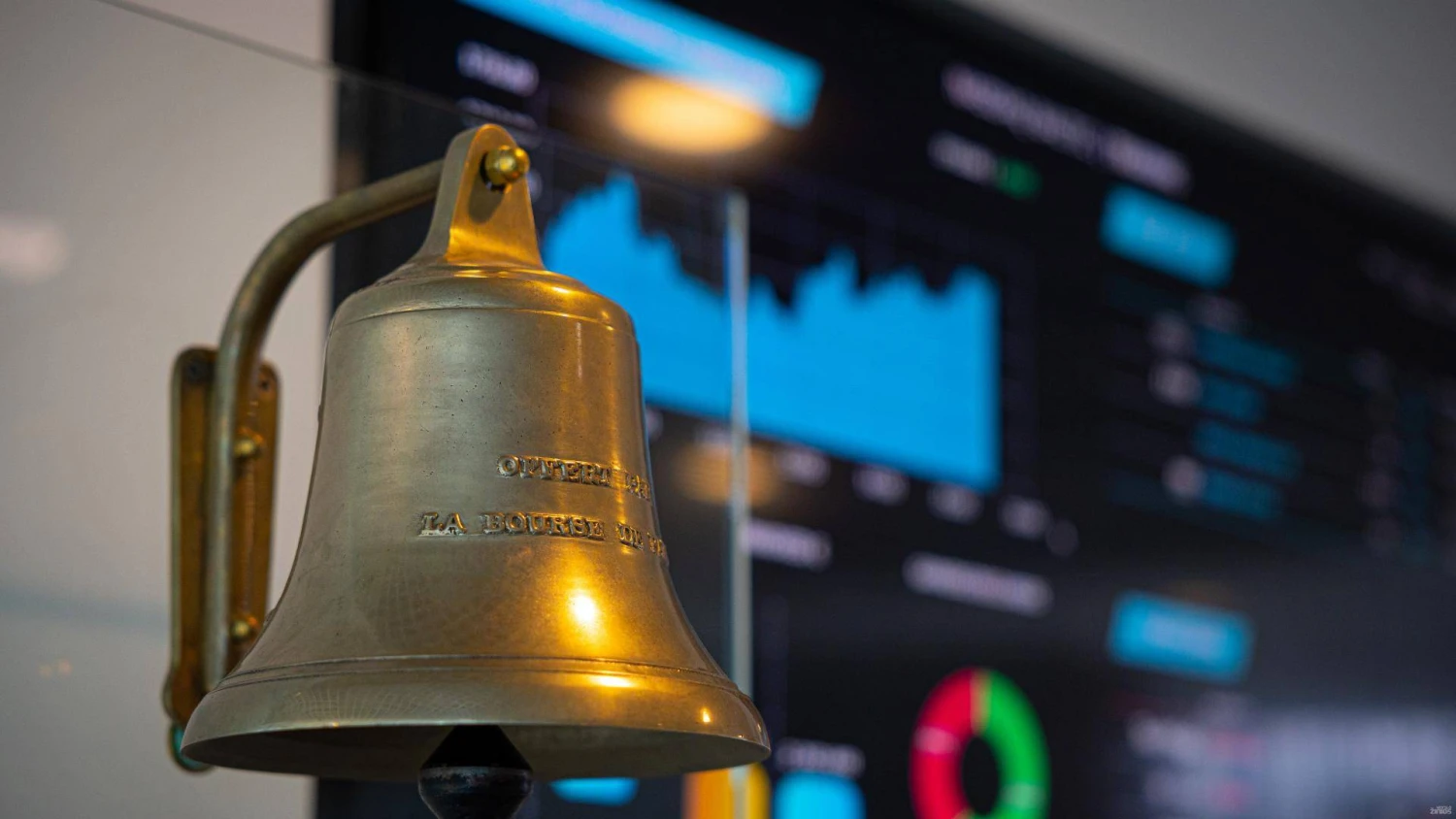 Prekybos pradžią simbolizuojantis varpas „Nasdaq Vilnius“ biržoje – svarbus momentas vertybinių popierių rinkoje. Vladimiro Ivanovo (VŽ) nuotr.