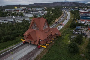 Perkeliama Kirunos bažnyčia. (AFP/„Scanpix“ nuotr.)
