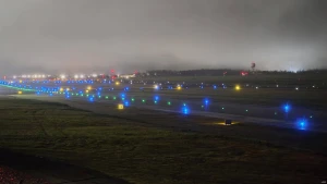 Vilniaus oro uosto pakilimo takas naktį. Lino Butkaus (VŽ) nuotr.