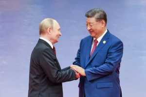Vladimiras Putinas, karo nukaltimais kaltinamas autoritarinis Rusijos diktatorius, Xi Jinpingas, Kinijos lyderis. Aleksandro Kazakovo („Zuma“ / „Scanpix“) nuotr.