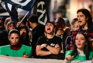 Protestas Madride „Už padorų būstą. Išvarykime iš mūsų rajonų iškeldinimo mafiją“, ginant teisę į tinkamą būstą ir protestuojant prieš privačias iškeldinimo bendroves. Richardo Zubelzu („Zuma“ / „Scanpix“) nuotr.