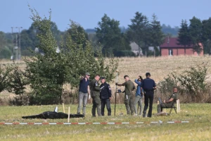 Lenkijos pareigūnai tiria nukritusio drono vietą. (AP / „Scanpix“) nuotr.