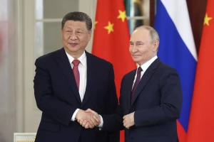 Kinijos prezidentas Xi Jinpingas ir Rusijos autoritaras Vladimiras Putinas. Sofijos Sandurskajos (TASS / „ZUMA Press“ / „Scanpix“) nuotr.