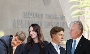 Iš kairės: R. Žemaitaitis, „Nemuno aušros“ lyderis, I. Ruginienė, paskirtoji premjerė, M. Sinkevičius, socialdemokratų partijos pirmininkas, ir G. Nausėda, prezidentas. VŽ koliažas