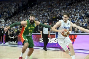 Jonas Valančiūnas ir Mikaelis Jantunenas. Heikki Saukkomaa (IMAGO / „Scanpix“) nuotr.