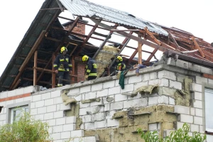 Lenkijos ugniagesiai tyrinėja krentančių drono nuolaužų apgriautą namą Lenkijoje. Czareko Sokolowskio (AP / „Scanpix“) nuotr. 