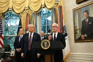 Donaldas Trumpas, JAV prezidentas, ir Timas Cookas, „Apple“ vadovas. Brendano Smialowskio (AFP / „Scanpix“) nuotr.