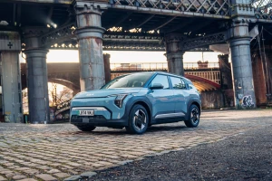 Išoriškai EV3 panašus į sumažintą didįjį „Kia EV9“ miesto visureigį. „Kia“ nuotr.