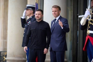 Ukrainos ir Prancūzijos prezidentai V. Zelenskis ir E. Macronas. Ukrainos prezidentūros / „Scanpix“) nuotr. 