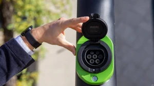 „Vilniaus apšvietimo“ elektromobilių įkrovimo stotelė. Juditos Grigelytės (VŽ) nuotr.
