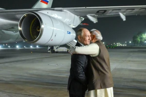 N. Modi, Indijos premjeras, pasitinka į šalį atvykusį Vladimirą Putiną. Grigory’aus Sysoyevo (TASS per „ZUMA Press“ / „Scanpix“) nuotr. 