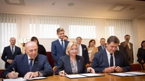 Socialdemokratų, „aušriečių“ ir „valstiečių“ frakcijos pirmadienį pasirašė susitarimą dėl valdančiosios koalicijos sudarymo. Vladimiro Ivanovo (VŽ) nuotr.