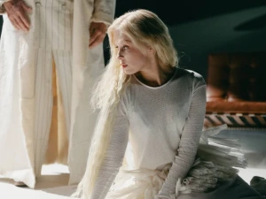 Alvydės Pikturnaitės vaidinama popžvaigždė Jurga. Scena iš spektaklio „Velnio nuotaka“. 