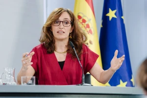 Monica Garcia, šalies sveikatos apsaugos ministrė: „Kiekviena vieta, kurioje rūkyti draudžiama, yra žmonių sveikatą ir gyvybę sauganti pergalė.“ „Scanpix“ nuotr.