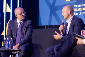 Chrisas Giles, „Financial Times“ ekonomikos komentatorius, Nerijus Mačiulis, AB „Swedbank“ vyriausiasis ekonomistas. Organizatorių nuotr.
