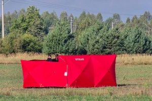 Ugniagesiai saugo numuštų dronų dalis. Piotro Pyrkoszo („AP Photo“ / „Scanpix“) nuotr.