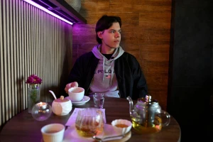 18-metis Romanas Biletsky'is jau metus Slovakijoje gyvena vienas be savo šeimos. Tėvai jį paskatino išvykti prieš sukankant 18, kad vėliau nebūtų pritaikytas draudimas.  Radovano Stoklasos („Reuters“ / „Scanpix“) nuotr. 
