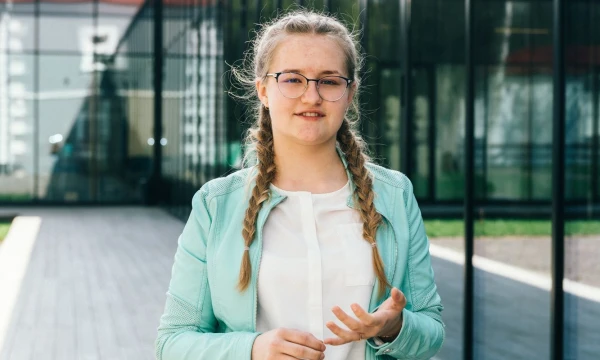 Elvija Zvicevičiūtė, septintokė iš Jonavos Raimundo Samulevičiaus progimnazijos, sako: „Daugelis mokytojų tiesiog nesupranta, kai sakau, kad kas nors negerai.“ Luko Žentalio nuotr. 