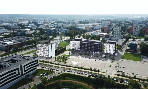 Planuojamas pastatas – kairėje. Bendrovės vizualizacija.