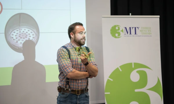 Romualdas Eimontas „Trijų minučių disertacijos“ konkurse pristatė tyrimą apie bioimitacines medžiagas. Edgaro Kurausko nuotr.