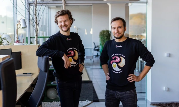 Vytis Uogintas (kairėje) ir Žygimantas Mikšta, „Helis play“ („Eneba“) įkūrėjai ir dalininkai. Bendrovės nuotr.