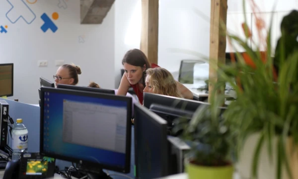 Planuojama, kad šis sprendimas pirmiausia paveiks apie 300 transakcines funkcijas atliekančių įmonės darbuotojų. Algimanto Barzdžiaus nuotr.