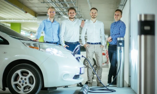 „In Balance Grid“ kolektyvą vienija idėja sumažinti klimato kaitą. (Iš kairės į dešinę) informacinių sistemų vadovas Aurimas Pauga, direktorius Simonas Stankus, produkto vystymo vadovas Erikas Kneižys  ir technologijų vadovas Nerijus Šiaulys.

