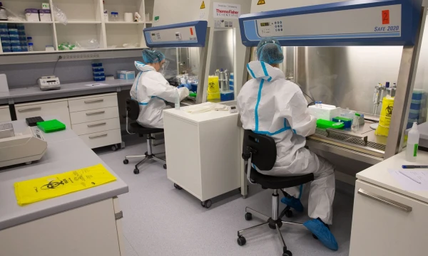 VU Gyvybės mokslų centro laboratorija, kurioje tiriami COVID-19 mėginiai. Juditos Grigelytės (VŽ) nuotr.