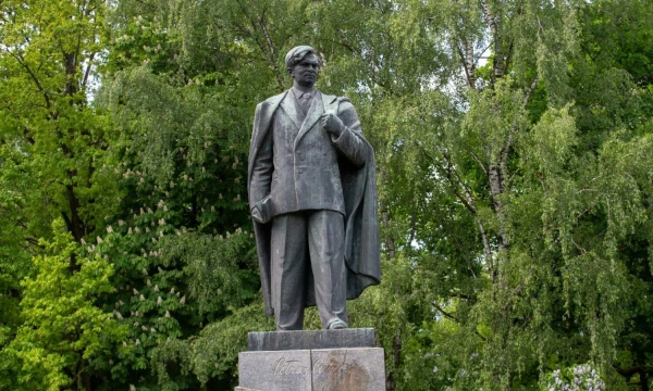 Vilniuje stovėjęs paminklas rašytojui Petrui Cvirkai. Juditos Grigelytės (VŽ) nuotr.