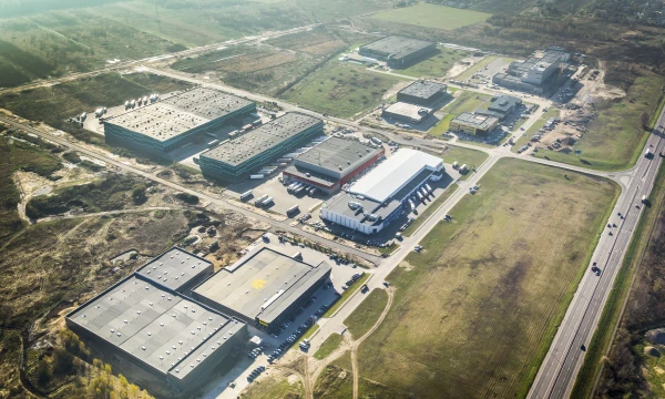 Kauno LEZ teritorija iš paukščio skrydžio: šiuo metu vaizdas yra pasikeitęs – patalpų statybas baigė DPD, siuntų gabenimo įmonė, „Light Technology LED“, apšvietimo lempų gamintoja, ir statybas pradeda MTTC mobiliųjų telefonų taisymo centras.
Bendrovės nuotr.
