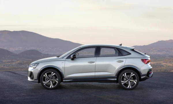 Nuožulnus stogas – svarbiausias „Q3 Sportback“ skirtumas, palyginti su Q3. „Audi AG“ nuotr.